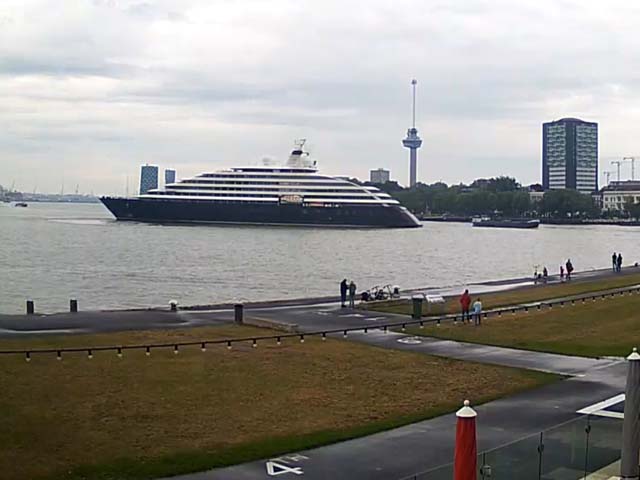 Cruiseschip ms Scenic Eclipse van Scenic Cruises aan de Cruise Terminal Rotterdam